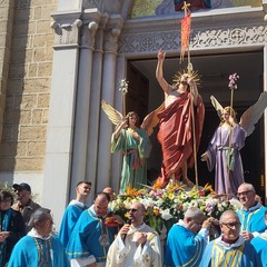 A San Ferdinando di Puglia la processione di Gesù Risorto invade le strade con canti di gioia