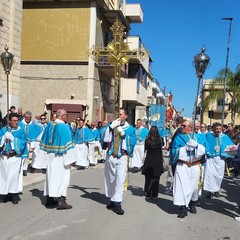 A San Ferdinando di Puglia la processione di Gesù Risorto invade le strade con canti di gioia