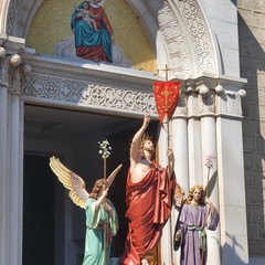 A San Ferdinando di Puglia la processione di Gesù Risorto invade le strade con canti di gioia