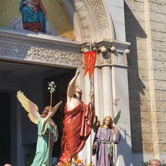 A San Ferdinando di Puglia la processione di Gesù Risorto invade le strade con canti di gioia