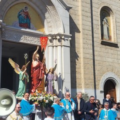 A San Ferdinando di Puglia la processione di Gesù Risorto invade le strade con canti di gioia