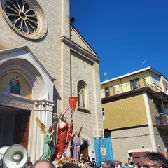 A San Ferdinando di Puglia la processione di Gesù Risorto invade le strade con canti di gioia