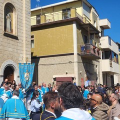 A San Ferdinando di Puglia la processione di Gesù Risorto invade le strade con canti di gioia