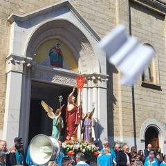 A San Ferdinando di Puglia la processione di Gesù Risorto invade le strade con canti di gioia