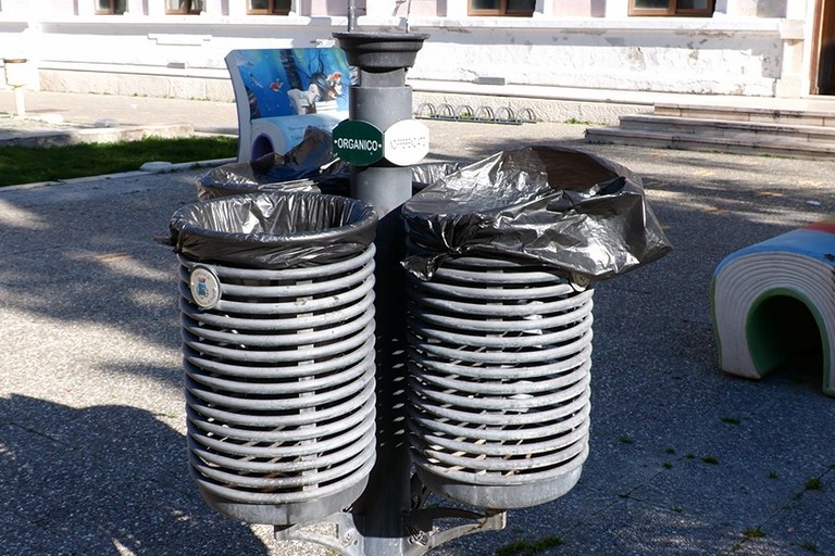 San Ferdinando di Puglia, cestini per la raccolta dei rifiuti