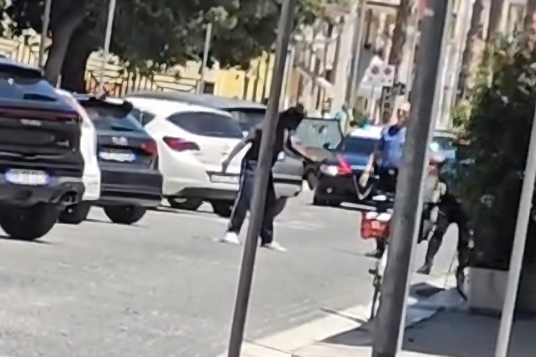 A San Ferdinando uomo in escandescenza nel centro cittadino, intervengono i Carabinieri