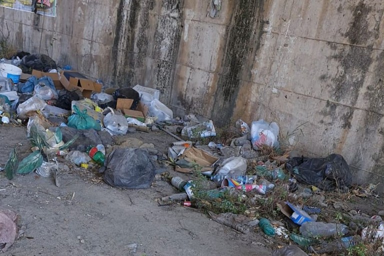 abbandono dei rifiuti periferia San Ferdinando