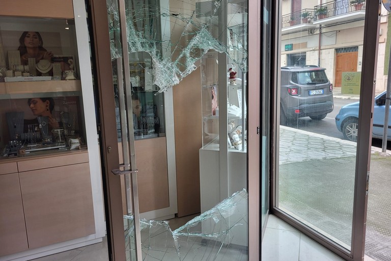 Non c’è tregua per San Ferdinando di Puglia: nuovo colpo ad una gioielleria. <span>Foto Anna Verzicco</span>