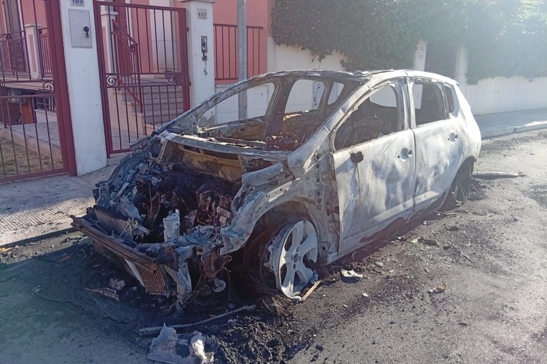 Auto in fiamme, interviene Adesso San Ferdinando