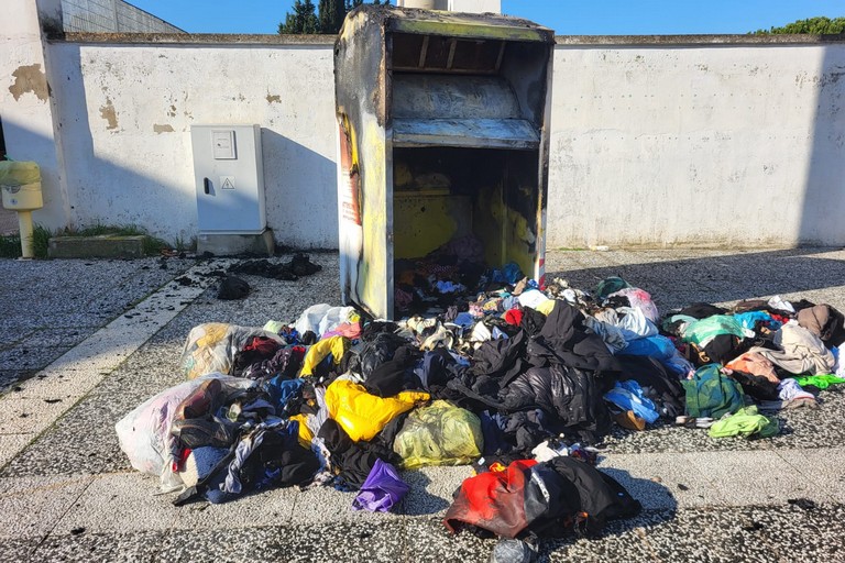 A San Ferdinando incendiato un bidone per la raccolta di indumenti usati. <span>Foto Anna Verzicco</span>