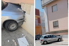 A San Ferdinando un'auto si schianta contro la facciata di un'abitazione