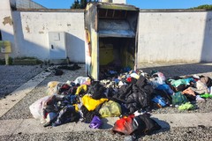A San Ferdinando incendiato un bidone per la raccolta di indumenti usati - FOTO