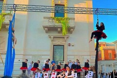Carnevale a San Ferdinando: Alice nel Paese delle Meraviglie con la danza aerea