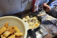 A San Ferdinando non mancano le frittelle nel giorno della Vigilia di Natale - FOTO