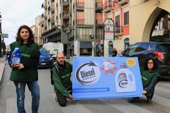 «Le auto diesel provocano danni all'ambiente», il flashmob di Greenpeace