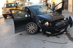 Incidente rocambolesco fra auto e bilico in pieno centro cittadino