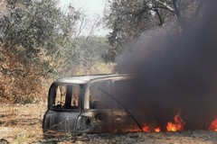 Ritrovata auto in fiamme nelle campagne a San Ferdinando di Puglia