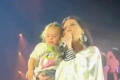 La piccola Noemi sul palco con Laura Pausini durante il concerto a Eboli