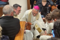 L’arcivescovo Mons. D’Ascenzo celebra il rito della lavanda dei piedi al Sacro Cuore di Gesù