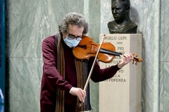 Il maestro De Sanio suona il violino per i pazienti di "Casa Sollievo della Sofferenza"