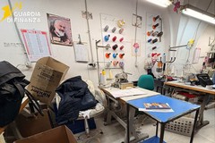 Laboratorio tessile abusivo a San Ferdinando: sequestrati macchinari, capi di abbigliamento e oltre 600 rocche di cotone