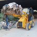 Bonificata l’area sotto il cavalcavia della SS 16 bis: completata la rimozione dei rifiuti abbandonati a San Ferdinando