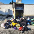 A San Ferdinando incendiato un bidone per la raccolta di indumenti usati - FOTO