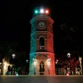 La Torre dell'Orologio illuminata con il tricolore