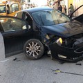 Incidente rocambolesco fra auto e bilico in pieno centro cittadino