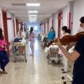 Il medico violinista suona la ninna nanna per i neonati del Policlinico