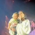 La piccola Noemi sul palco con Laura Pausini durante il concerto a Eboli