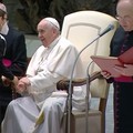 Si siede accanto al Papa durante l'udienza: protagonista un bambino di San Ferdinando di Puglia