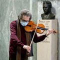 Il maestro De Sanio suona il violino per i pazienti di  "Casa Sollievo della Sofferenza "