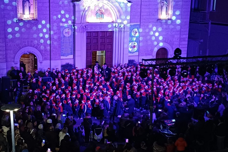 Gli alunni del De Amicis cantano sulle scalinate della Parrocchia B.V. Maria del SS. Rosario