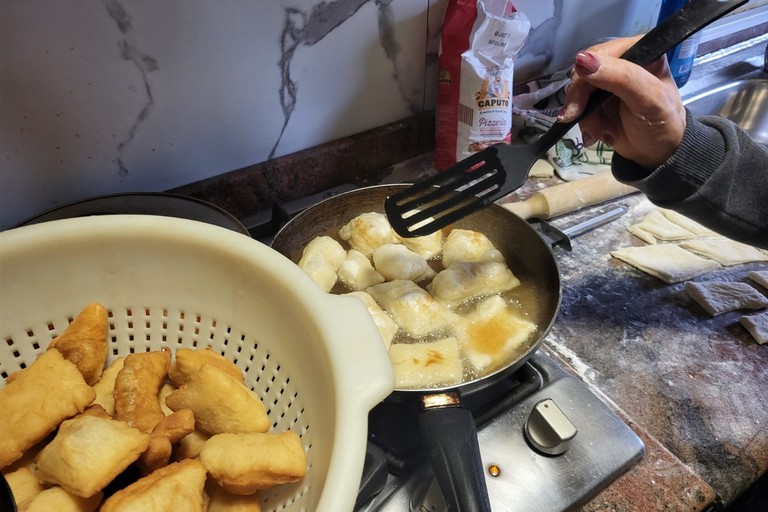 A San Ferdinando non mancano le frittelle nel giorno della Vigilia di Natale. <span>Foto Anna Verzicco</span>