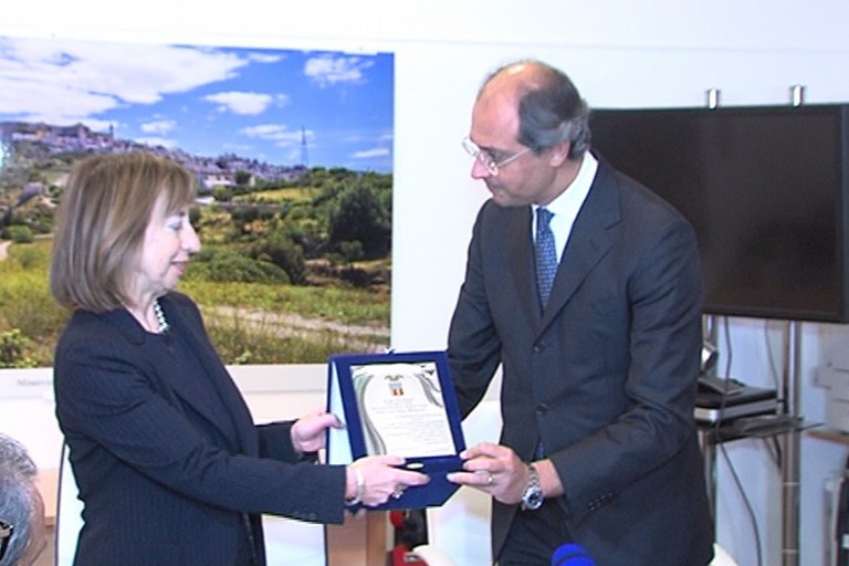 Giorgino consegna una targa al prefetto