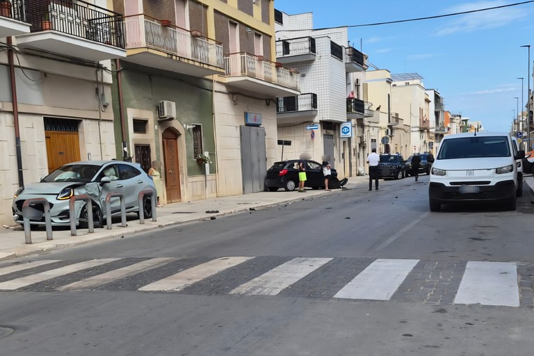 A San Ferdinando di Puglia sinistro stradale che ha coinvolto due auto