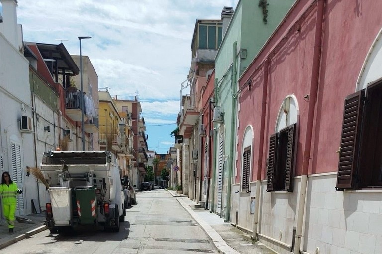 Riprese le attività di taglio delle erbe infestanti presenti sui marciapiedi e piazze di San Ferdinando