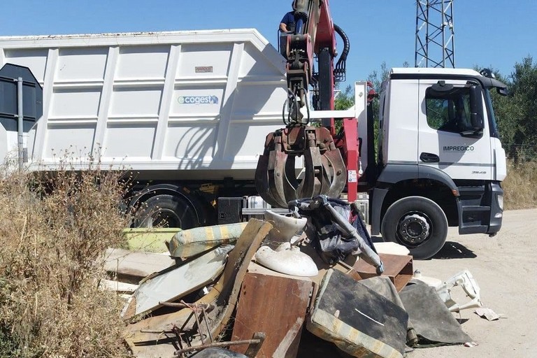 Primo intervento di rimozione degli abbandoni nelle periferie di San Ferdinando