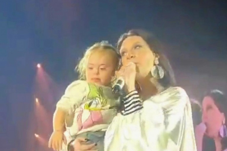 La piccola Noemi sul palco con Laura Pausini durante il concerto a Eboli