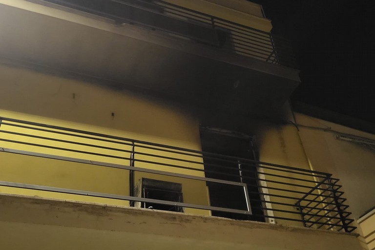 A San Ferdinando incendio in un appartamento in via Maroncelli. <span>Foto Anna Verzicco</span>
