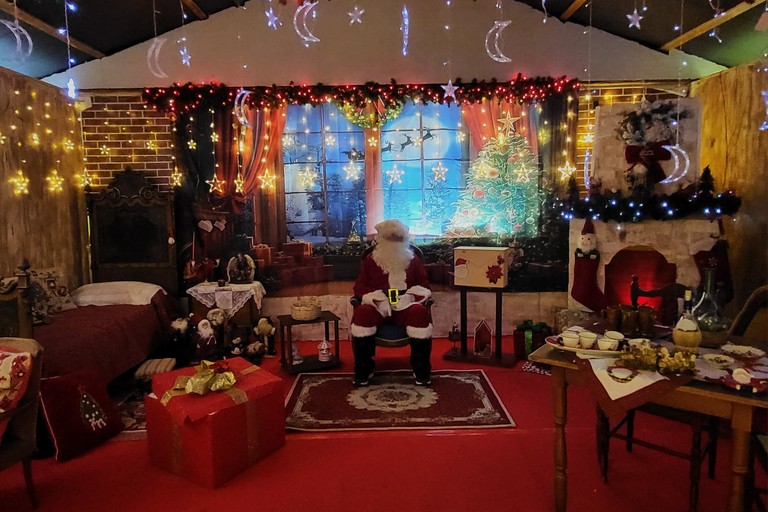 A San Ferdinando arriva la ‘Casa di Babbo Natale’ per la gioia dei più piccoli. <span>Foto Anna Verzicco</span>