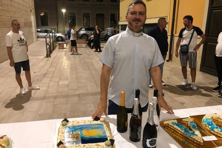 Padre Luigi Murra e il saluto alla sua comunità. <span>Foto Anna Verzicco</span>