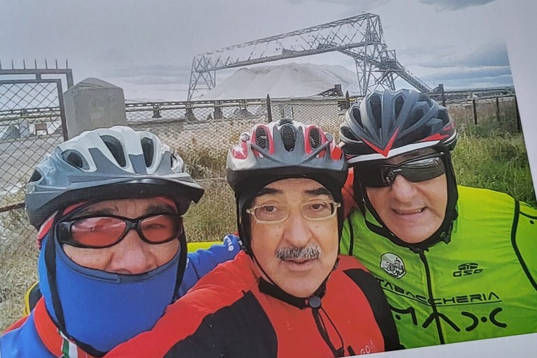 Il professor Carmine Gissi (al centro) con i compagni di avventura in bici