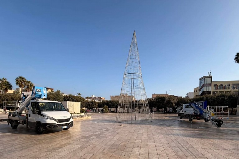 Anche a San Ferdinando di Puglia arriva il Natale: con il tanto atteso albero in Piazza della Costituzione. <span>Foto Pagina Fb Maria Riccarda Scaringi</span>