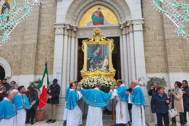 A San Ferdinando la Festa della Madonna del Rosario si rinnova tra Messa solenne e processione tra le vie cittadine. <span>Foto Anna Verzicco</span>