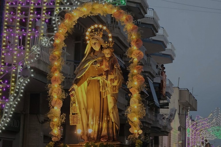 Dai riti sacri agli spettacoli pirotecnici: i festeggiamenti nel giorno della Madonna del Carmine. <span>Foto pagina fb Carmine Carmelo</span>