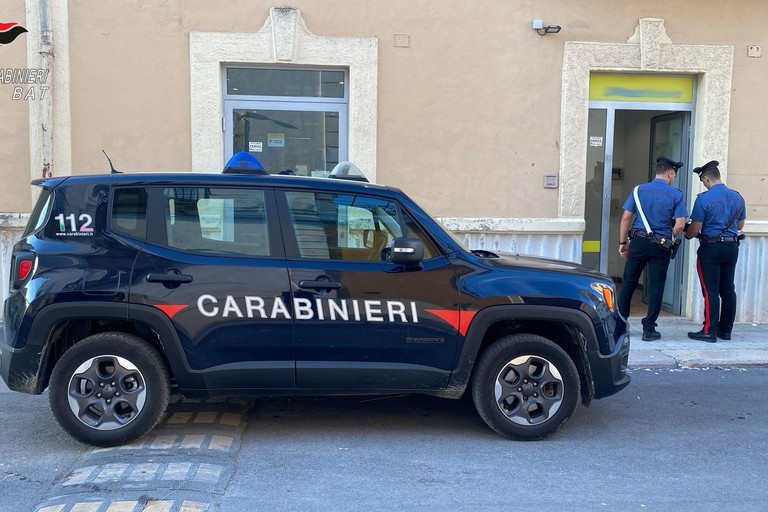 Carabinieri davanti all'ufficio postale di San Ferdinando di Puglia